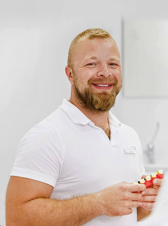 Yaroslav Olschanski, B.Sc. Dentalhygieniker und Präventionsmanager, spezialisiert auf Parodontologie
